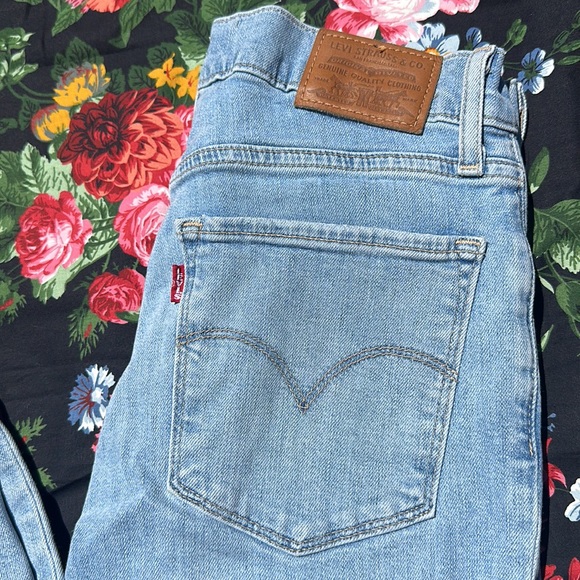 Levi’s Premium Italian Denim 724 high rise straight distress jean light blue 26 - Picture 6 of 10